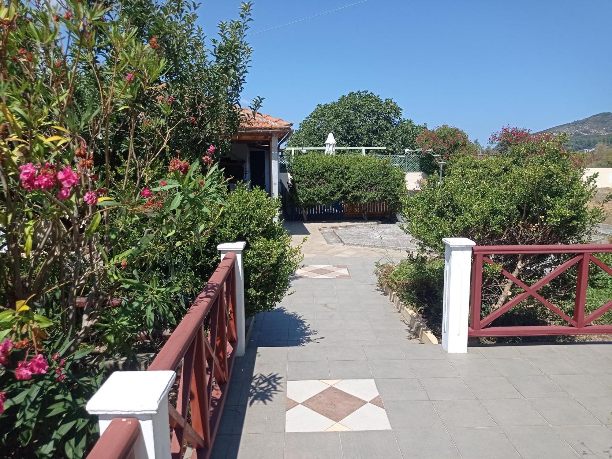 Alexandros Rooms & Studios Скопелос Екстериор снимка
